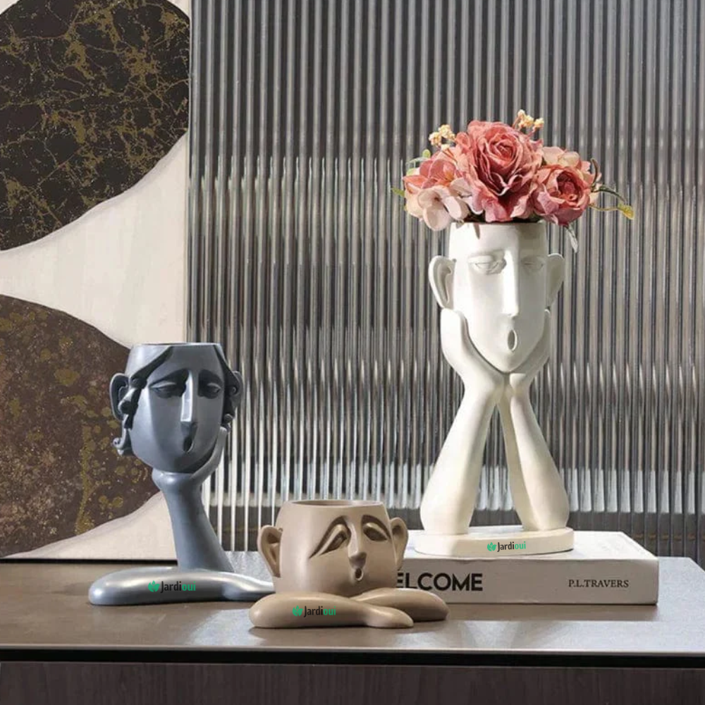 Vaso da fiori con eleganti volti artistici