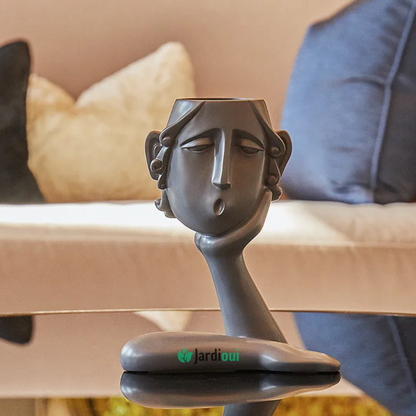 Vaso da fiori con eleganti volti artistici