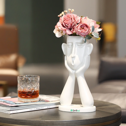 Vaso da fiori con eleganti volti artistici